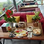 Paris Cafe Restaurant 호텔 *