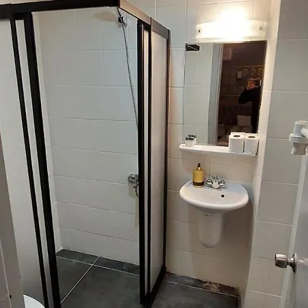 Paris Cafe Restaurant מלון