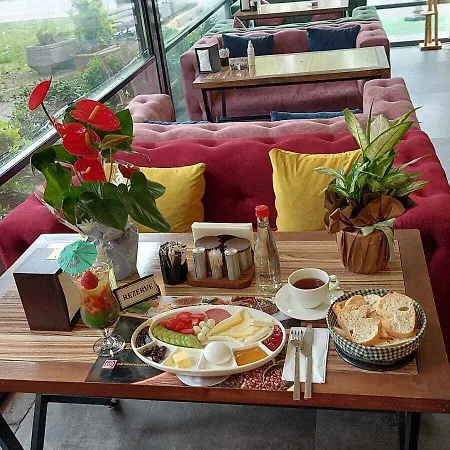 Paris Cafe Restaurant מלון *