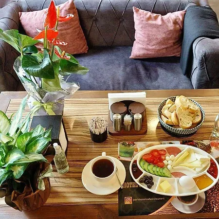 מלון Paris Cafe Restaurant