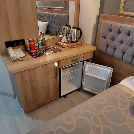 Paris Cafe Restaurant *