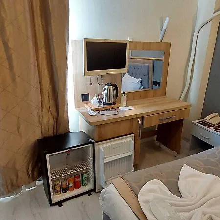 Paris Cafe Restaurant *