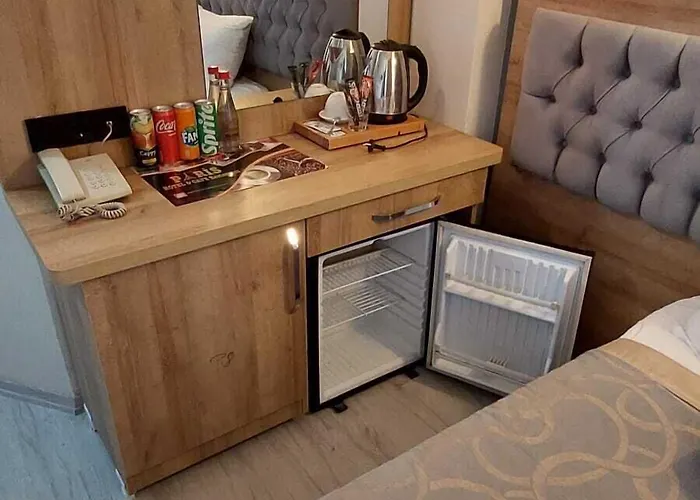 Paris Cafe Restaurant *