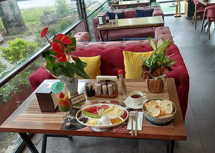 Paris Cafe Restaurant Hotel *