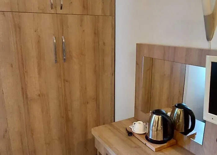 Paris Cafe Restaurant *