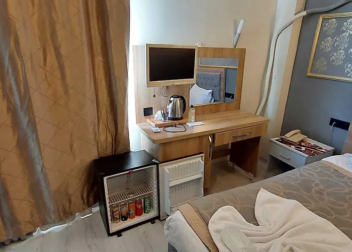 Paris Cafe Restaurant *