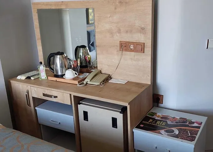 Paris Cafe Restaurant Hotel *