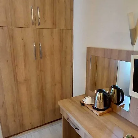 Paris Cafe Restaurant *